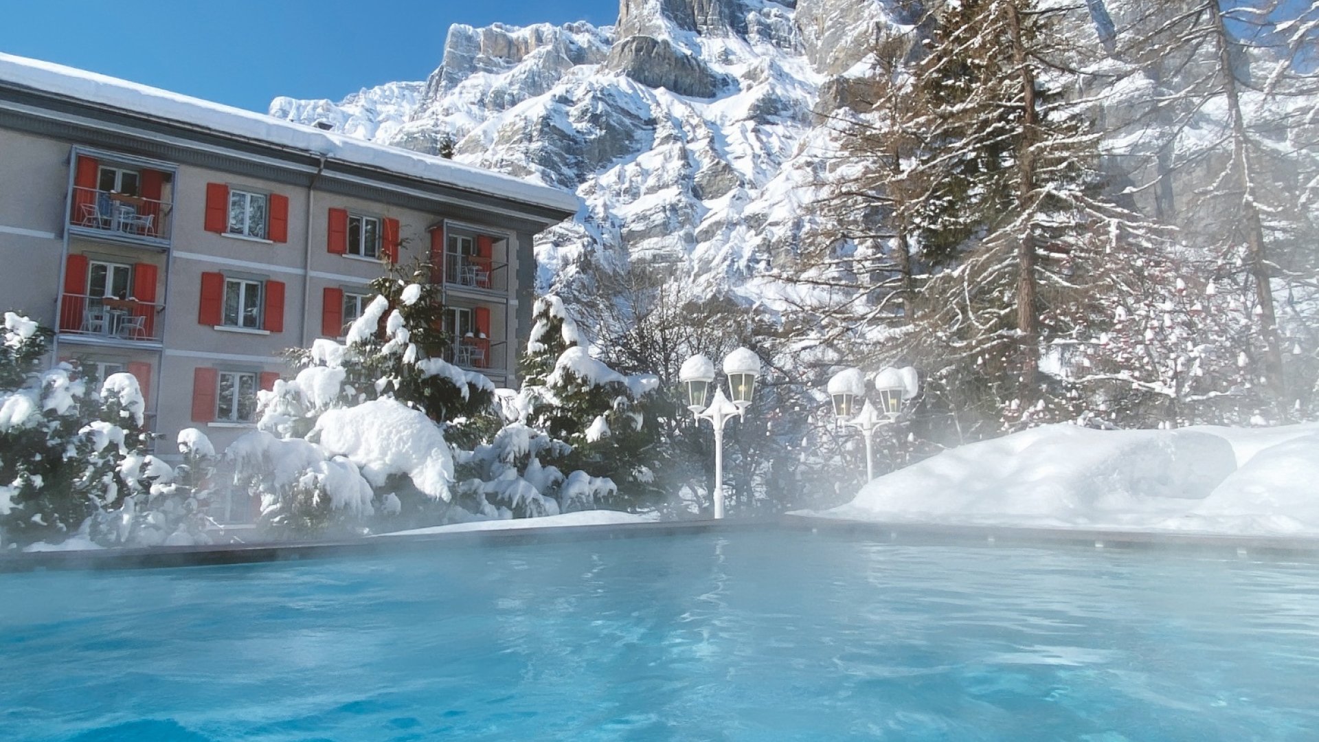 Piscine extérieure hiver montagne